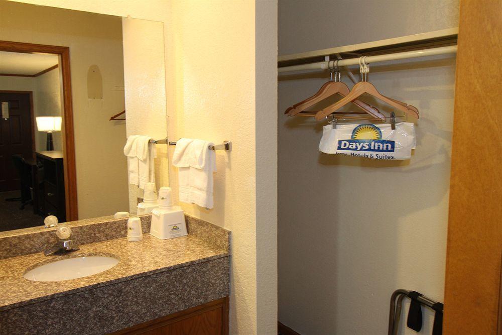 Days Inn Kansas City-Worlds Of Fun Dış mekan fotoğraf